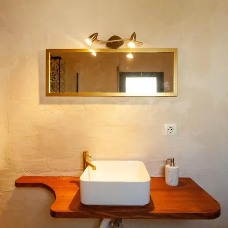 On Main Canal With 13 M Private Mooring, Private Pool, Air Con In Rooms, Non-smoking Empuriabrava
