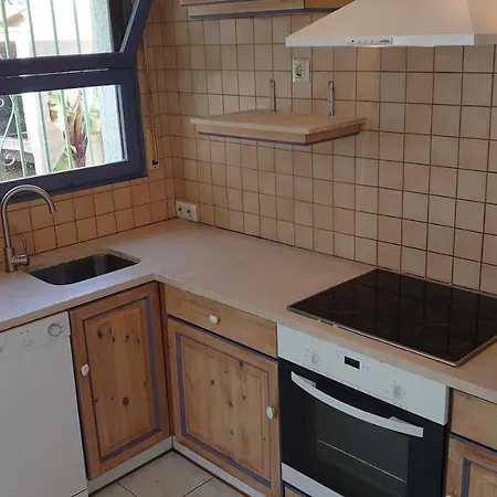 On Main Canal With 13 M Private Mooring, Private Pool, Air Con In Rooms, Non-smoking *