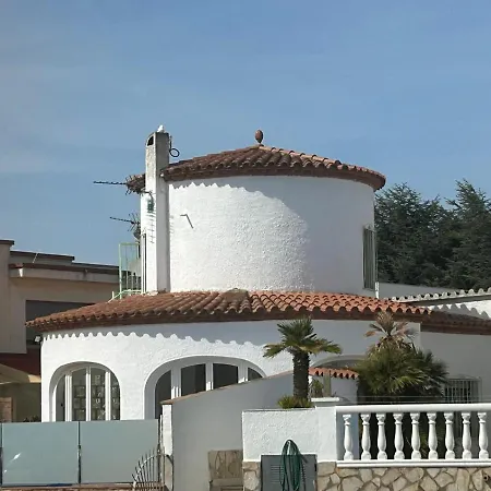 Villa On Main Canal With 13 M Private Mooring, Private Pool, Air Con In Rooms, Non-smoking Empuriabrava