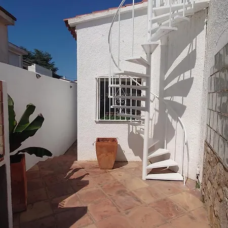 Vila On Main Canal With 13 M Private Mooring, Private Pool, Air Con In Rooms, Non-smoking Empuriabrava