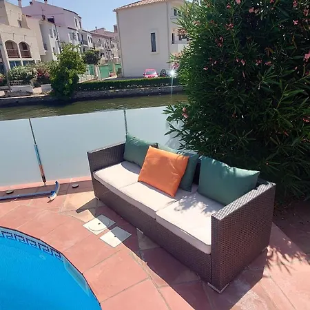 On Main Canal With 13 M Private Mooring, Private Pool, Air Con In Rooms, Non-smoking * Empuriabrava