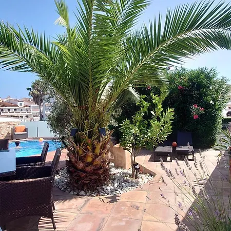 فيلة On Main Canal With 13 M Private Mooring, Private Pool, Air Con In Rooms, Non-smoking