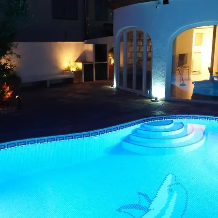 Vila On Main Canal With 13 M Private Mooring, Private Pool, Air Con In Rooms, Non-smoking Empuriabrava