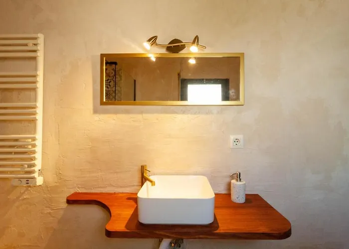 On Main Canal With 13 M Private Mooring, Private Pool, Air Con In Rooms, Non-smoking Empuriabrava