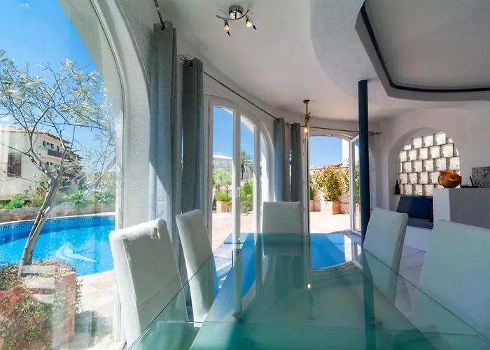 On Main Canal With 13 M Private Mooring, Private Pool, Air Con In Rooms, Non-smoking