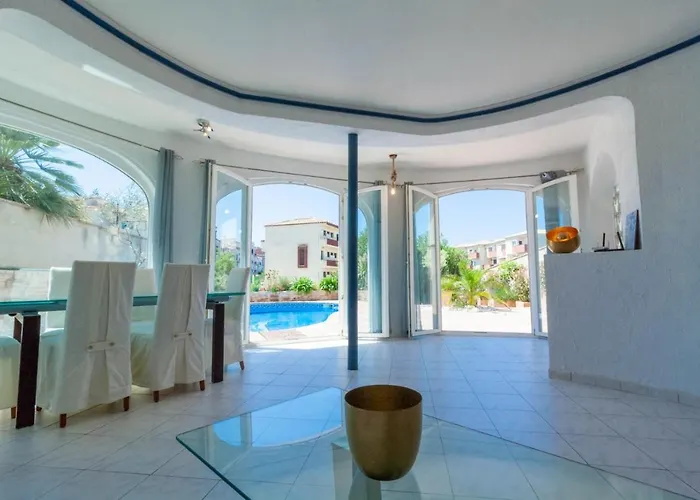 On Main Canal With 13 M Private Mooring, Private Pool, Air Con In Rooms, Non-smoking