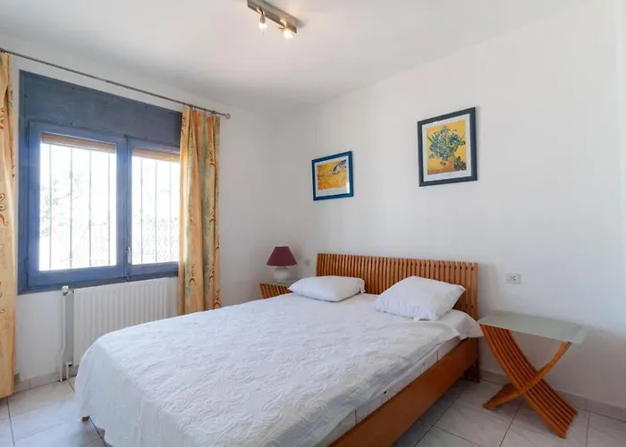 Vila On Main Canal With 13 M Private Mooring, Private Pool, Air Con In Rooms, Non-smoking Empuriabrava