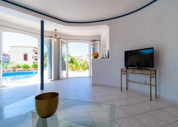 On Main Canal With 13 M Private Mooring, Private Pool, Air Con In Rooms, Non-smoking *
