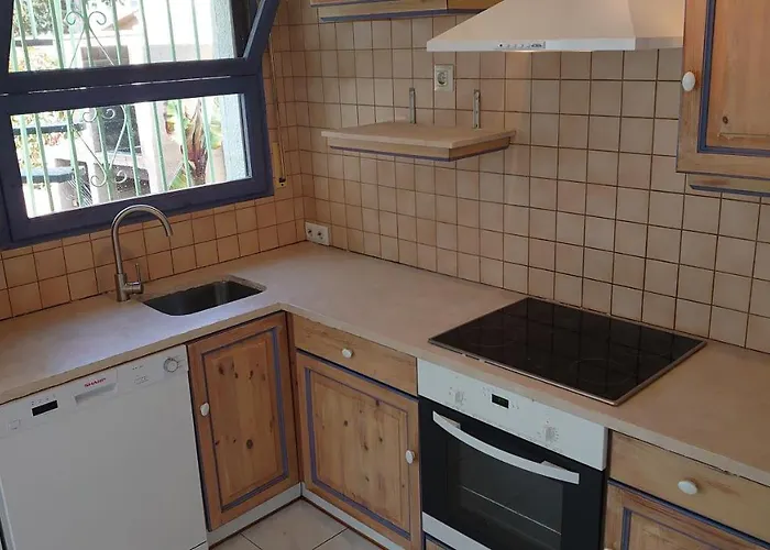 On Main Canal With 13 M Private Mooring, Private Pool, Air Con In Rooms, Non-smoking *