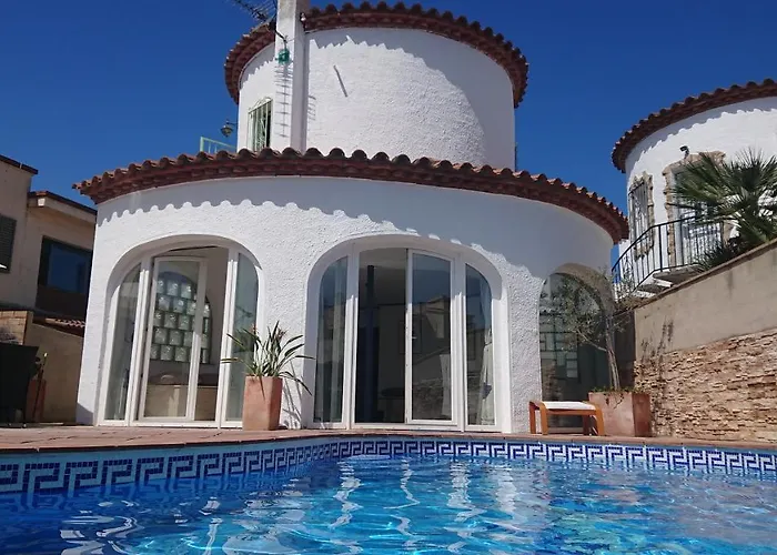 On Main Canal With 13 M Private Mooring, Private Pool, Air Con In Rooms, Non-smoking Vila *