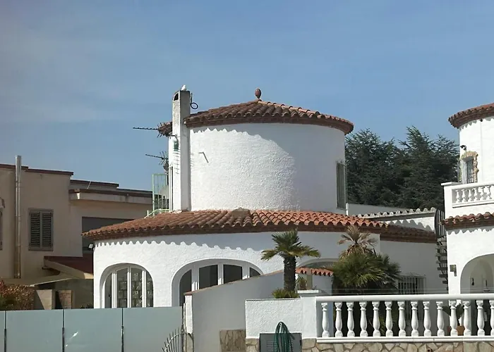 Vila On Main Canal With 13 M Private Mooring, Private Pool, Air Con In Rooms, Non-smoking Empuriabrava