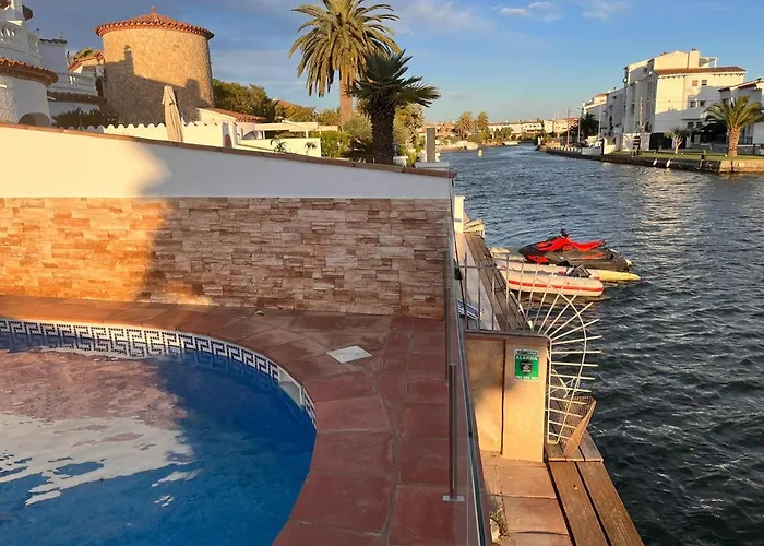 Vila On Main Canal With 13 M Private Mooring, Private Pool, Air Con In Rooms, Non-smoking Empuriabrava