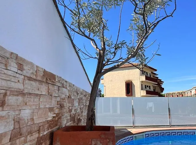 On Main Canal With 13 M Private Mooring, Private Pool, Air Con In Rooms, Non-smoking Vila *
