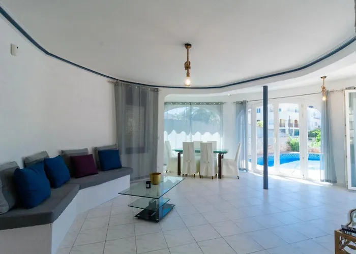 On Main Canal With 13 M Private Mooring, Private Pool, Air Con In Rooms, Non-smoking * Empuriabrava