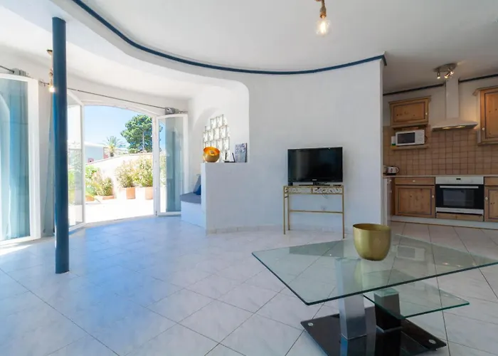 On Main Canal With 13 M Private Mooring, Private Pool, Air Con In Rooms, Non-smoking Empuriabrava