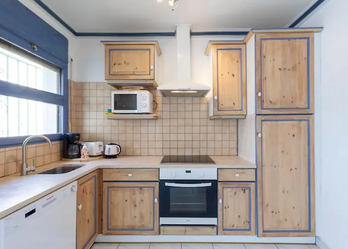 On Main Canal With 13 M Private Mooring, Private Pool, Air Con In Rooms, Non-smoking *
