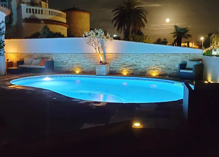 Vila On Main Canal With 13 M Private Mooring, Private Pool, Air Con In Rooms, Non-smoking Empuriabrava