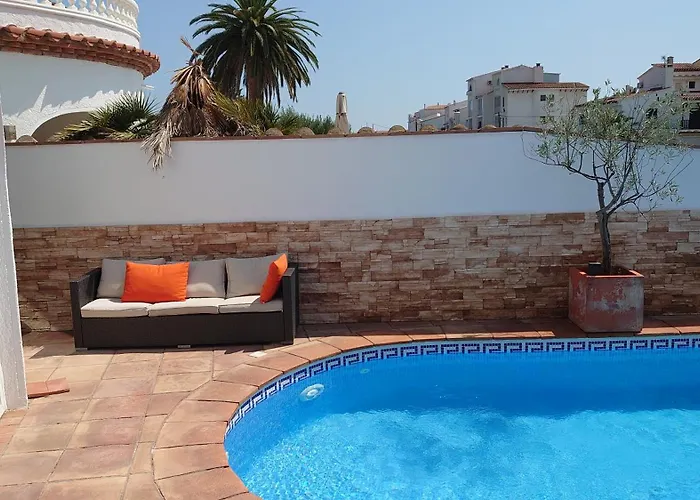 On Main Canal With 13 M Private Mooring, Private Pool, Air Con In Rooms, Non-smoking * Empuriabrava