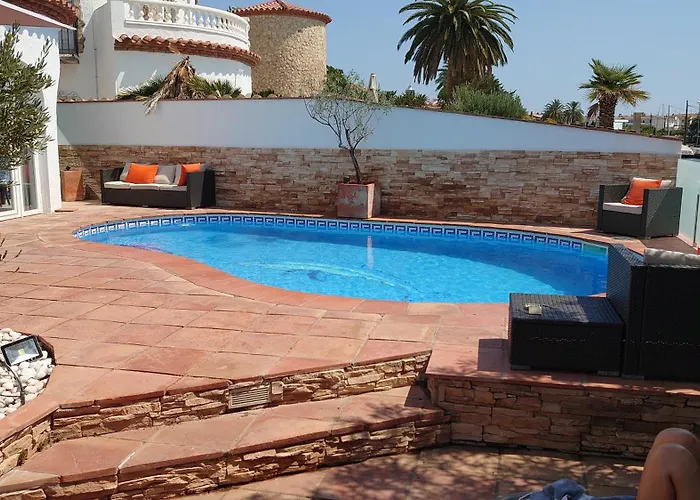 Vila On Main Canal With 13 M Private Mooring, Private Pool, Air Con In Rooms, Non-smoking Empuriabrava