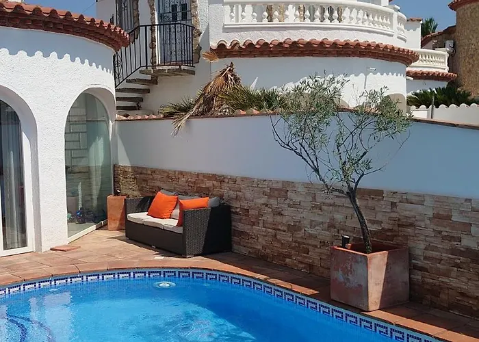 Vila On Main Canal With 13 M Private Mooring, Private Pool, Air Con In Rooms, Non-smoking Empuriabrava