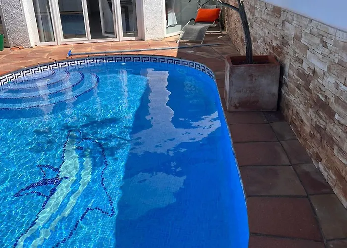 On Main Canal With 13 M Private Mooring, Private Pool, Air Con In Rooms, Non-smoking Vila