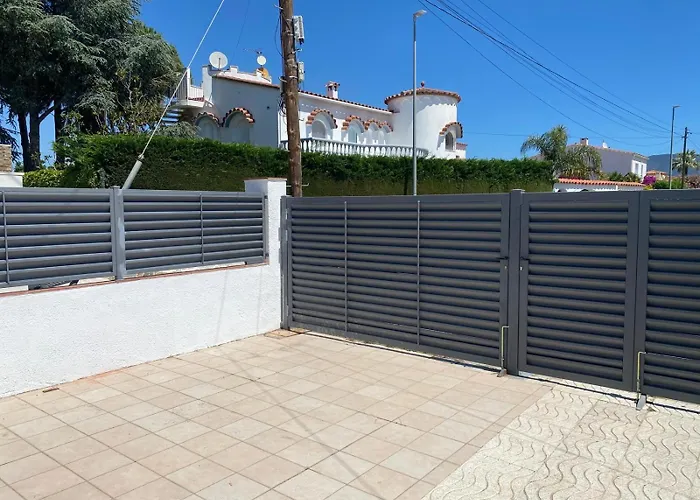On Main Canal With 13 M Private Mooring, Private Pool, Air Con In Rooms, Non-smoking Vila *