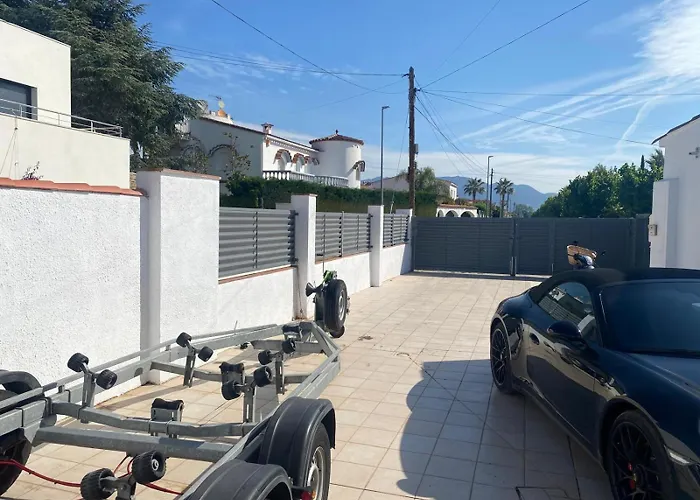 Vila On Main Canal With 13 M Private Mooring, Private Pool, Air Con In Rooms, Non-smoking Empuriabrava