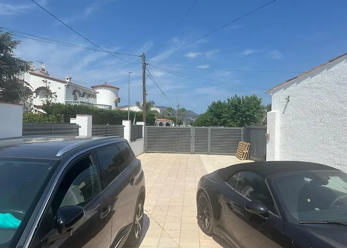 Vila On Main Canal With 13 M Private Mooring, Private Pool, Air Con In Rooms, Non-smoking *