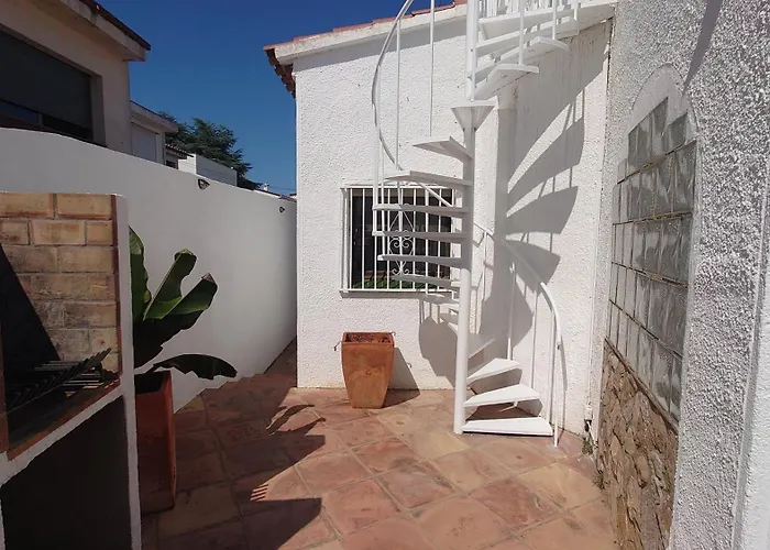 Vila On Main Canal With 13 M Private Mooring, Private Pool, Air Con In Rooms, Non-smoking Empuriabrava