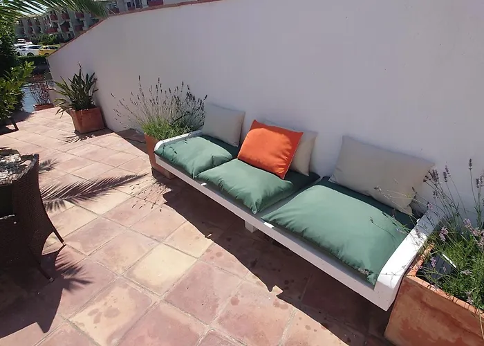On Main Canal With 13 M Private Mooring, Private Pool, Air Con In Rooms, Non-smoking Empuriabrava