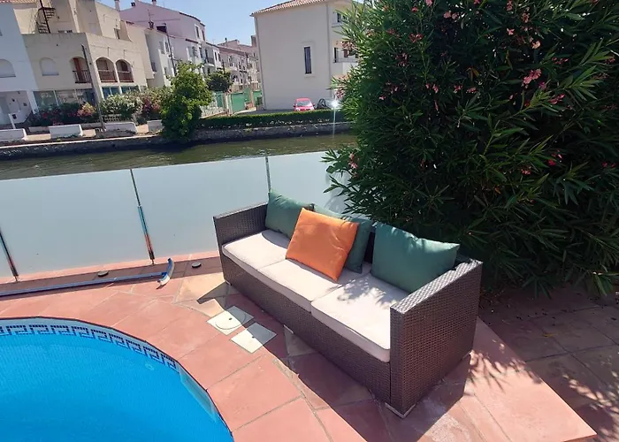 On Main Canal With 13 M Private Mooring, Private Pool, Air Con In Rooms, Non-smoking * Empuriabrava