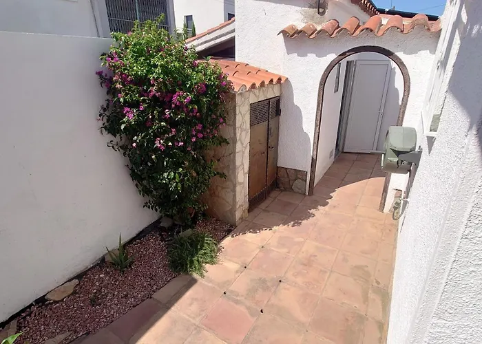 Vila On Main Canal With 13 M Private Mooring, Private Pool, Air Con In Rooms, Non-smoking