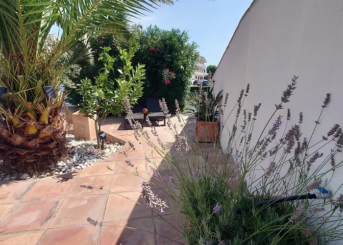 On Main Canal With 13 M Private Mooring, Private Pool, Air Con In Rooms, Non-smoking Vila
