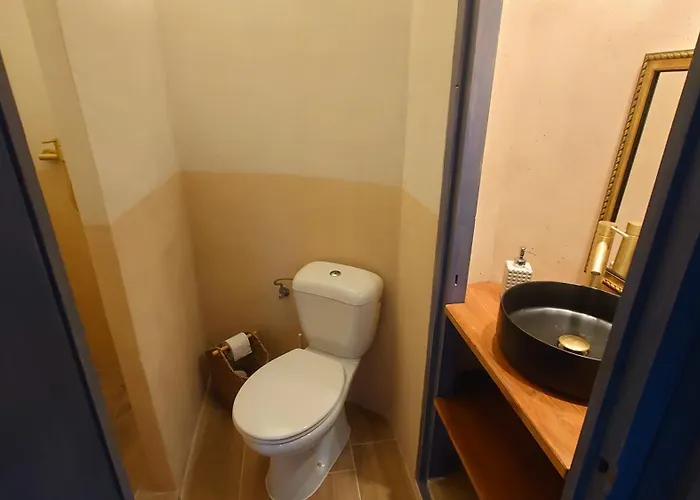 On Main Canal With 13 M Private Mooring, Private Pool, Air Con In Rooms, Non-smoking Vila *