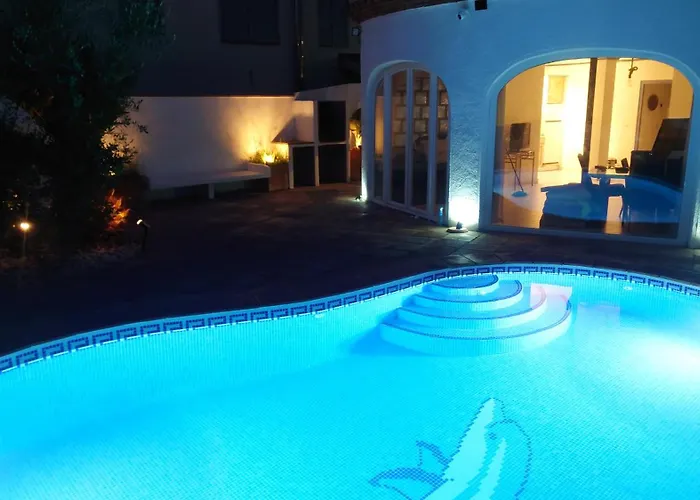 Vila On Main Canal With 13 M Private Mooring, Private Pool, Air Con In Rooms, Non-smoking Empuriabrava