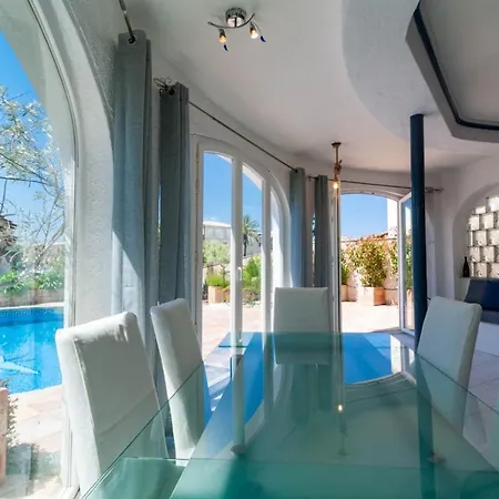 Canal Empuriabrava: Private Mooring, Pool & Air-conditioned