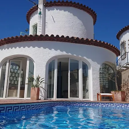 Canal Empuriabrava: Private Mooring, Pool & Air-conditioned Villa *