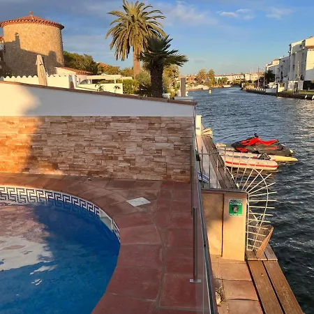 Villa Canal Empuriabrava: Private Mooring, Pool & Air-conditioned Empuriabrava