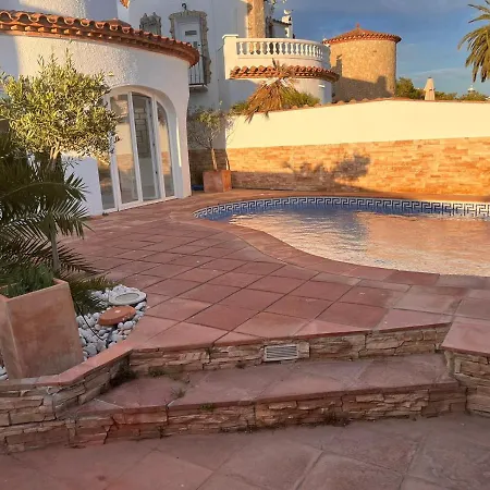 Villa Canal Empuriabrava: Private Mooring, Pool & Air-conditioned