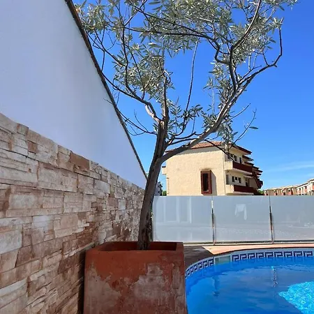 Canal Empuriabrava: Private Mooring, Pool & Air-conditioned Villa *