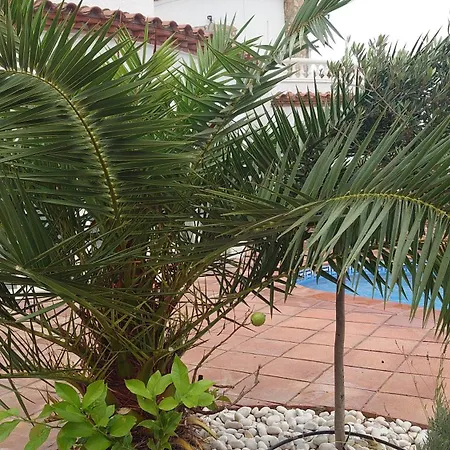 Villa Canal Empuriabrava: Private Mooring, Pool & Air-conditioned