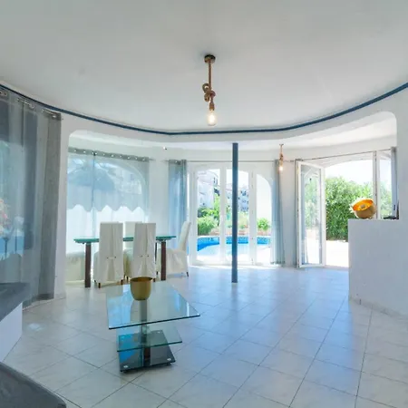 Canal Empuriabrava: Private Mooring, Pool & Air-conditioned Villa