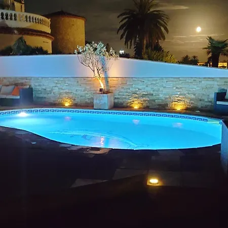 Villa Canal Empuriabrava: Private Mooring, Pool & Air-conditioned Empuriabrava