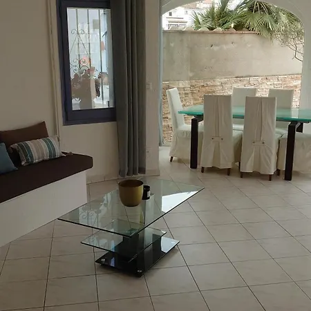 Canal Empuriabrava: Private Mooring, Pool & Air-conditioned Villa *