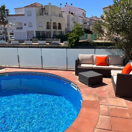 Villa Canal Empuriabrava: Private Mooring, Pool & Air-conditioned