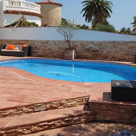 Villa Canal Empuriabrava: Private Mooring, Pool & Air-conditioned Empuriabrava