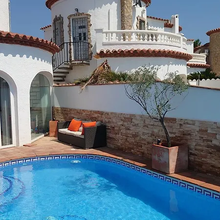 Villa Canal Empuriabrava: Private Mooring, Pool & Air-conditioned Empuriabrava