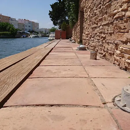 Villa Canal Empuriabrava: Private Mooring, Pool & Air-conditioned