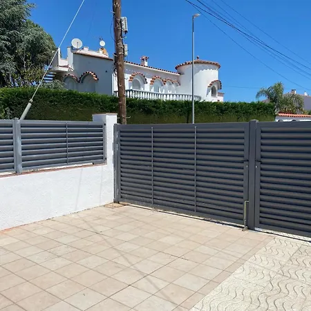 Canal Empuriabrava: Private Mooring, Pool & Air-conditioned Villa *